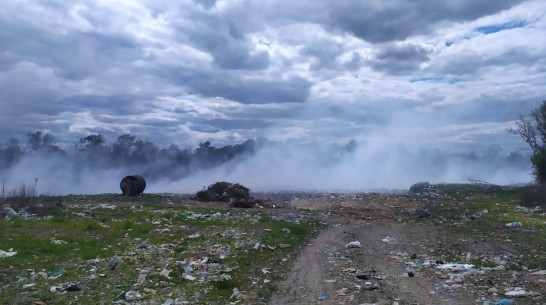 Экологи проверяют загоревшуюся свалку в Воронежской области
