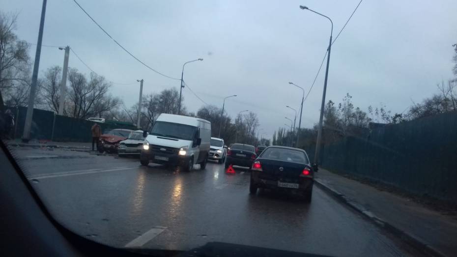 В Воронеже в аварии с 3 машинами погиб 54-летний пассажир ВАЗа