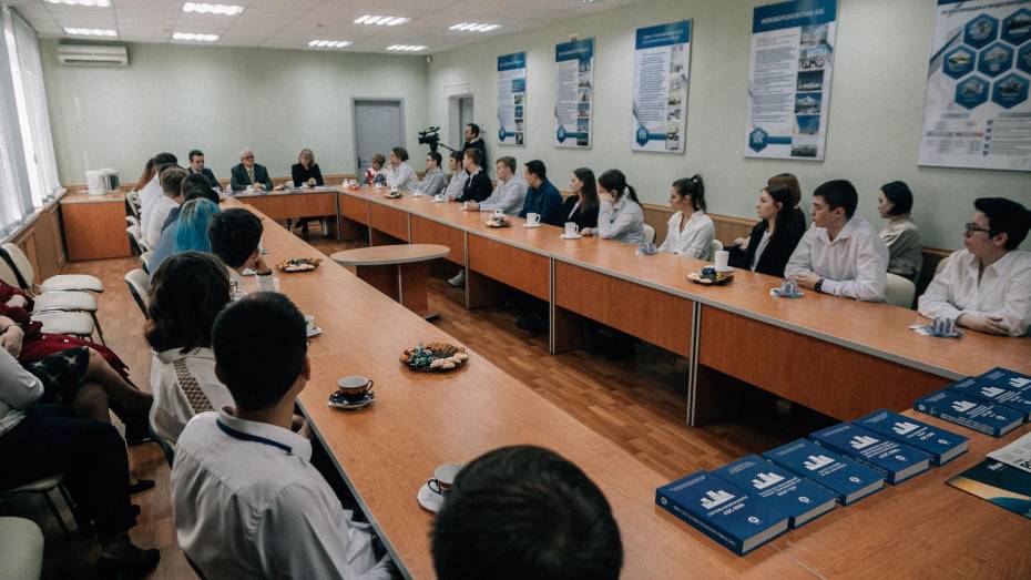 Нововоронежская АЭС передала политехническому колледжу 120 научно-практических пособий