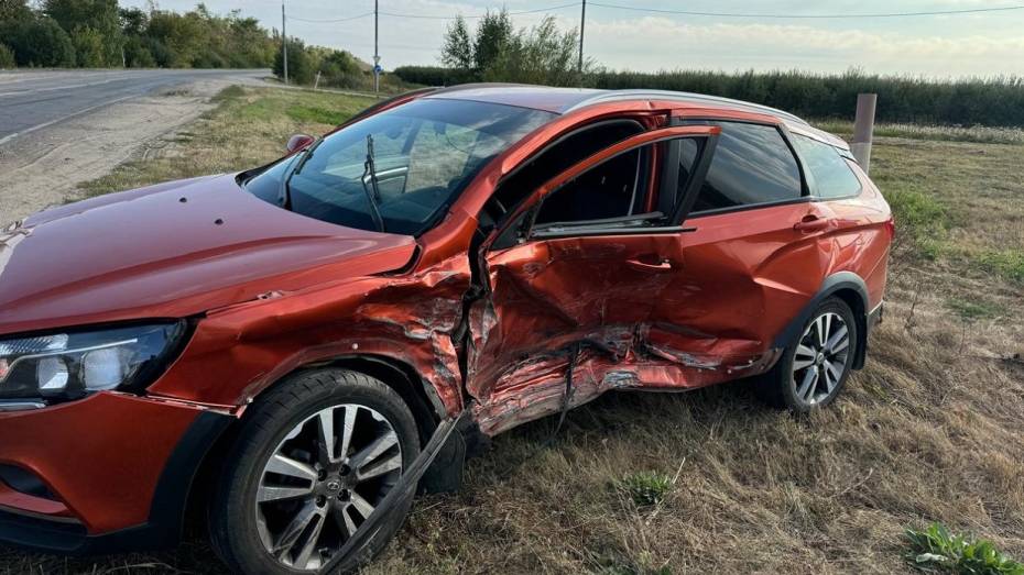 Под Воронежем столкнулись «Лада» и Chevrolet: оба водителя пострадали