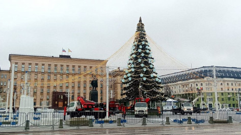 Украшение площади Ленина к Новому году завершат в Воронеже к 26 декабря