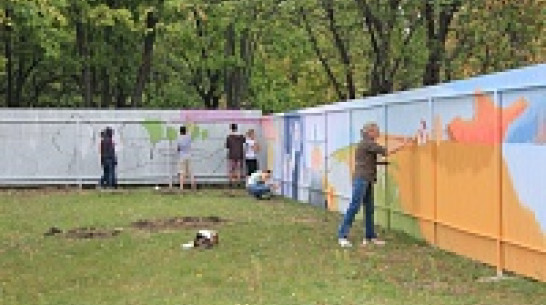 Воронежские художники расписали забор детского хосписа