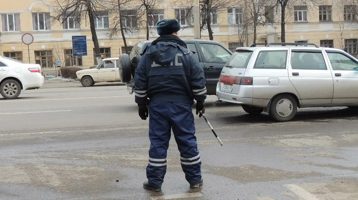 Пьяный водитель протащил по земле зацепившегося за автомобиль воронежского  полицейского