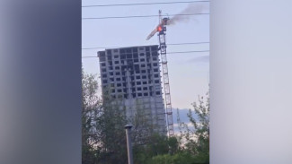 Горящий башенный кран сняли на видео в Воронеже