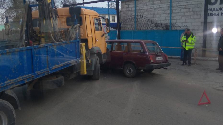 Автокран и «четверка» парализовали путь в микрорайон Масловка в Воронеже