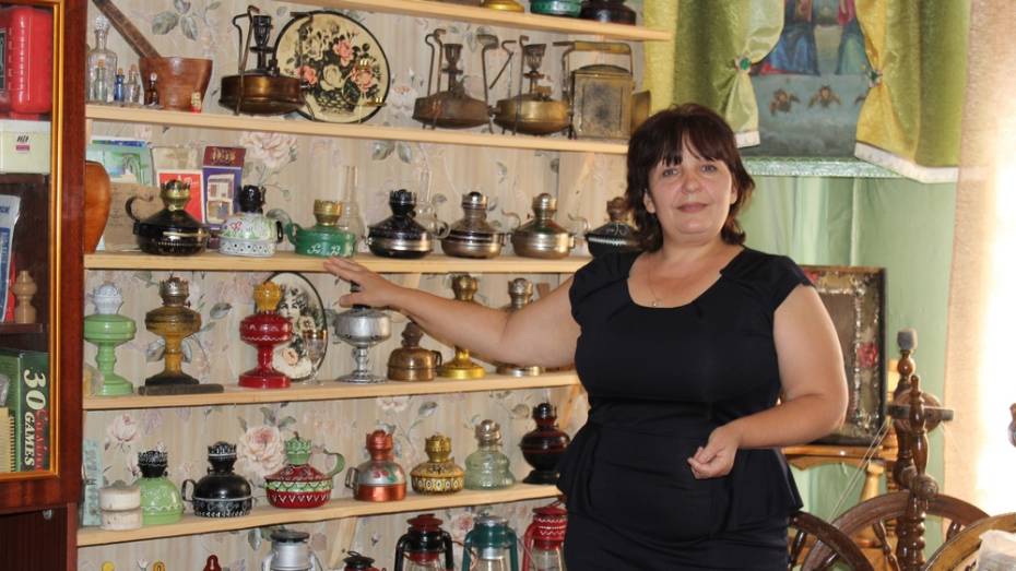 В Таловском районе сельская учительница собрала дома коллекцию старинных вещей