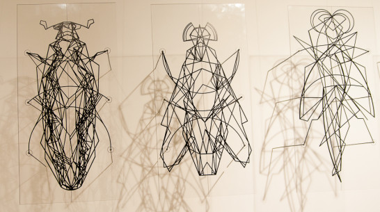 В галерее Х.Л.А.М. выставили мягких пчел и жуков из металла и пластика