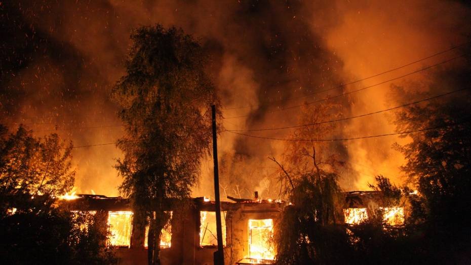 В Каширском районе сгорели баня и 2 сарая