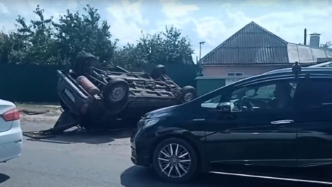В Воронеже перевернулся автомобиль в районе кольца на Димитрова
