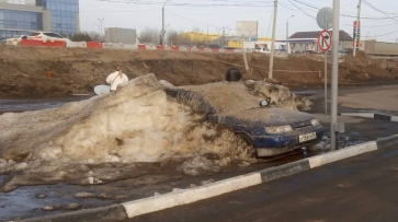 В Воронеже из-под сугробов показались автомобили-подснежники