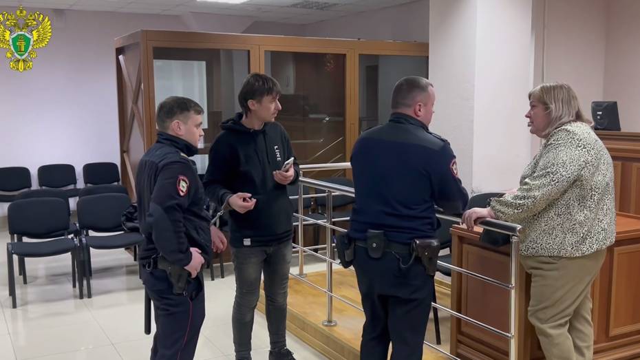 В Воронеже мужчину, наступившего на плакат с георгиевской лентой, приговорили к 6 месяцам колонии