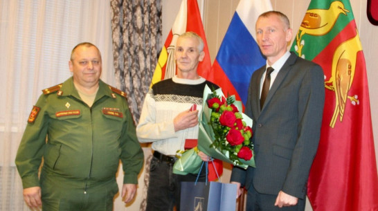 Ветерану СВО из Таловского района вручили орден Мужества