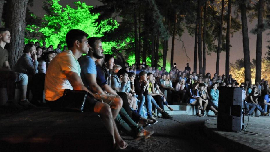 Фестиваль уличного кино в Воронеже собрал более 300 зрителей