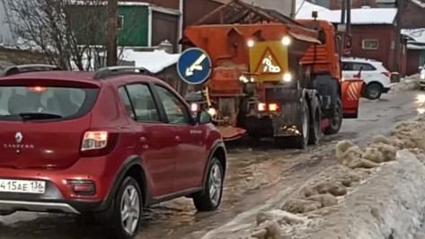 Бессилие спецтехники перед катком на дорогах сняли на видео в Воронеже