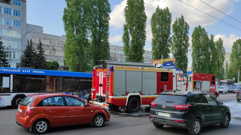 Автобус с символикой «Факела» загорелся в Железнодорожном районе Воронежа