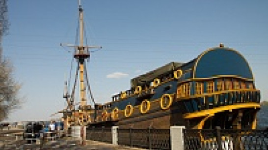 В Воронеже на «Гото Предестинации» установили бушприт и фок-мачту