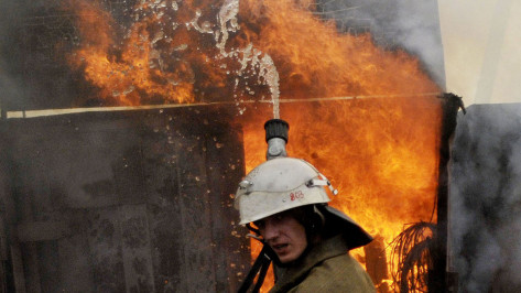 Пожар в районе Машмета в Воронеже: огонь уничтожил 25 бочек с маслом и каучуком