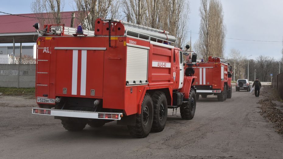Восемь спасателей тушили вспыхнувший асфальтоукладчик в Воронеже