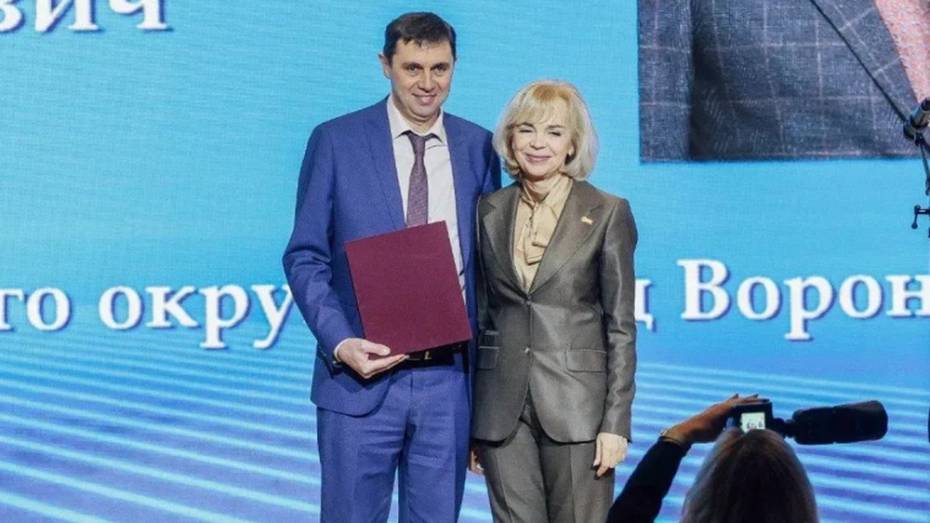 Мэр Сергей Петрин поздравил с 20-летием Контрольно-счетную палату Воронежа