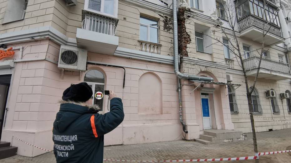 Выяснилось, когда начнется ремонт разрушающегося фасада дома в центре Воронежа
