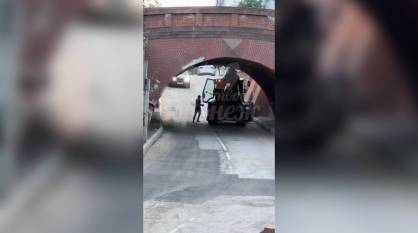 Экскаватор застрял под Каменным мостом в Воронеже в первый день после открытия движения