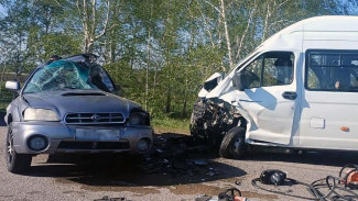 Один человек погиб и 5 пострадали при столкновении пикапа и пассажирского микроавтобуса в Воронежской области