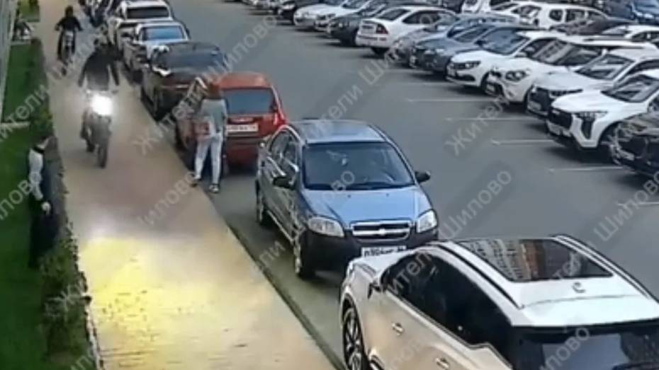 В воронежском микрорайоне Шилово подростки устроили гонки на байках на тротуаре