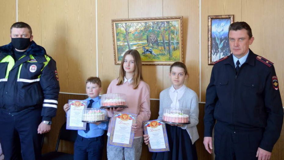 В Терновке наградили победителей районного конкурса эссе «Дороги безопасности»