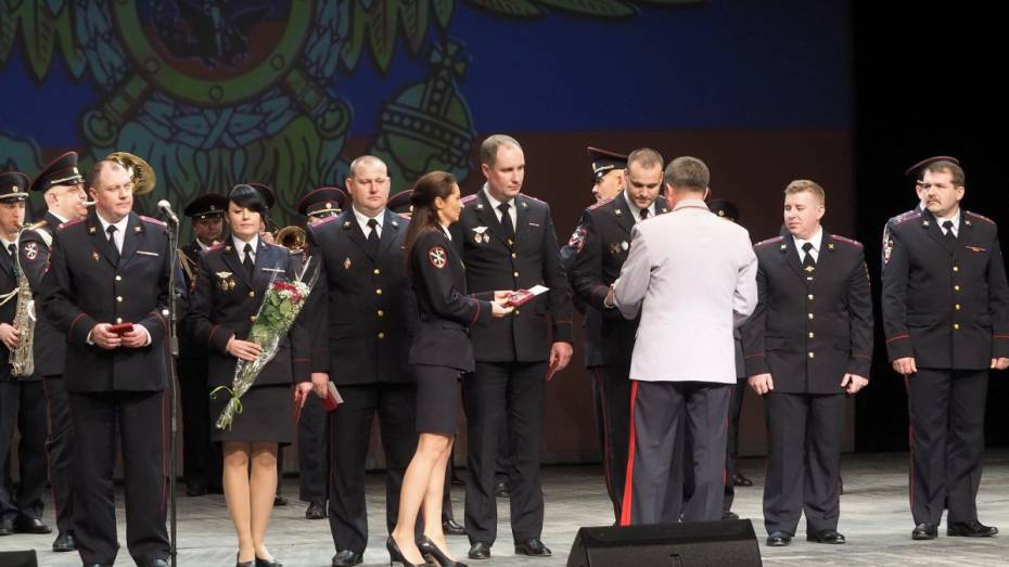 Воронежские сотрудники ОВД получили госнаграды в честь профессионального праздника