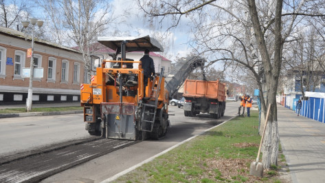 В Павловске начали ямочный ремонт дорог на центральных улицах