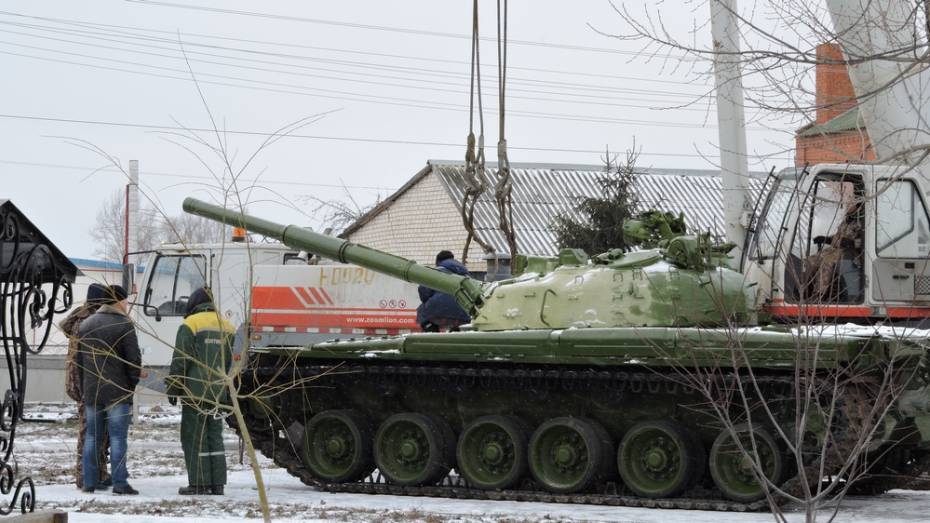 В Кантемировском музее военной техники установили боевой танк Т-80