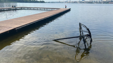 Массивный пляжный зонт достали со дна Воронежского водохранилища возле парка