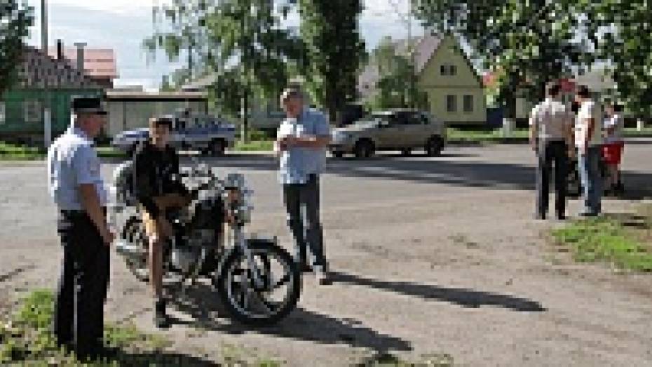 В Бобровском районе сотрудники ГИБДД провели рейд «Опасный мопед»