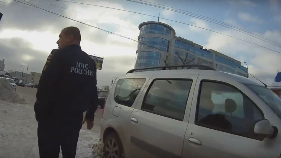Воронежский активист обвинил сотрудников МЧС в повреждении его автомобиля