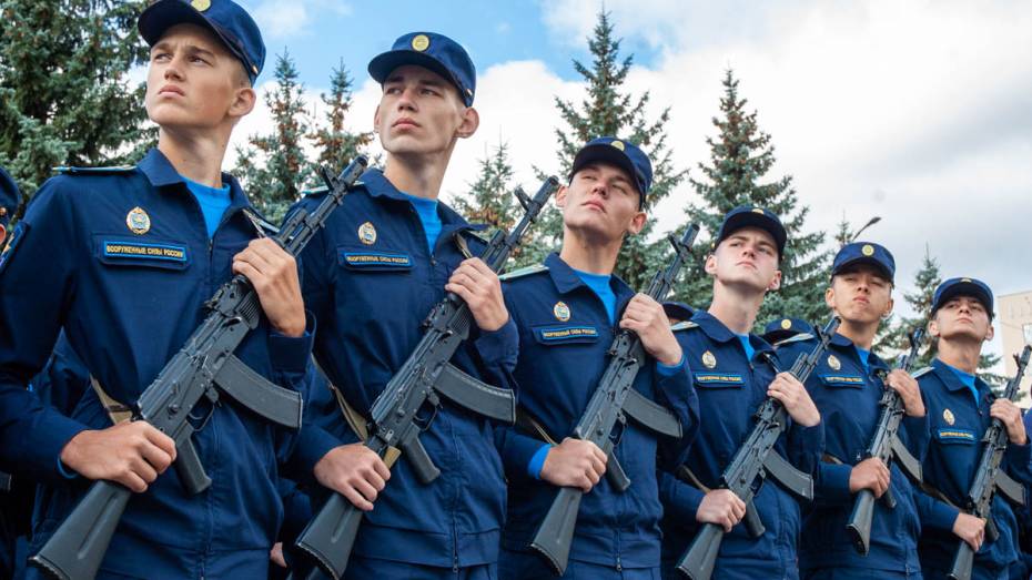 «Судьба авиации нам вручена». В Воронеже 1-курсники Военно-воздушной академии приняли присягу