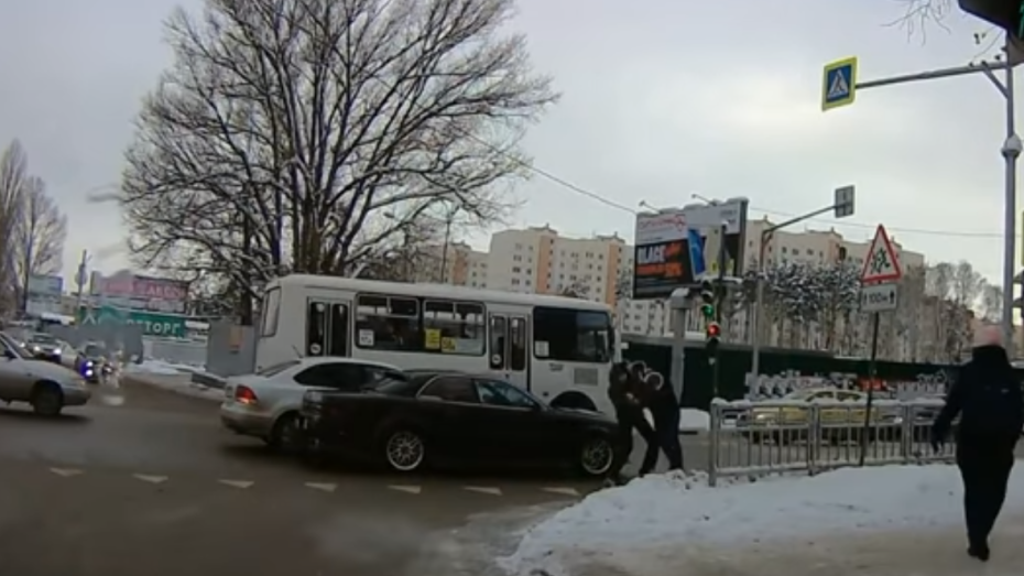 В Воронеже драка 2 мужчин на дороге попала на видео