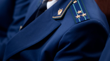 Воронежская прокуратура проверит информацию о спуске ребенка на тросе из окна многоэтажки