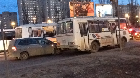 В Воронеже Ленинский проспект встал в многокилометровой пробке из-за двух аварий с маршрутками