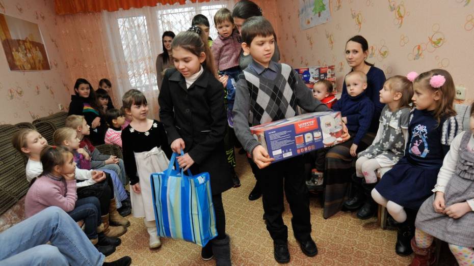 Московские меценаты поблагодарили воронежских родителей за многодетность