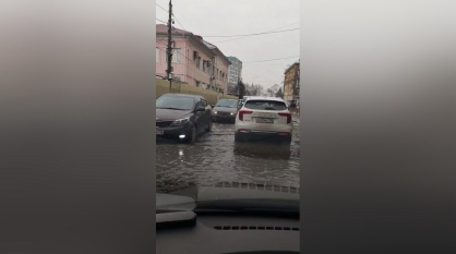 Потоп на улице возле автовокзала сняли на видео в Воронеже