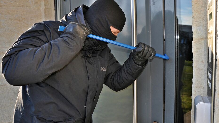 В Воробьевском районе 2 парня в масках ограбили магазин