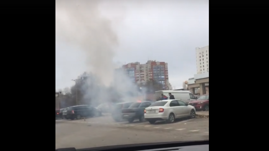 Полыхающая у банка в Воронеже иномарка попала на видео