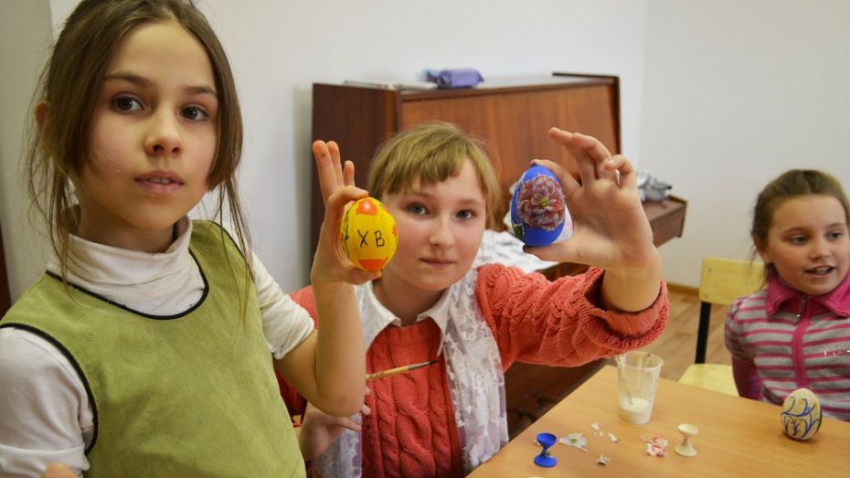 В Лисках прошел мастер-класс по росписи пасхальных яиц