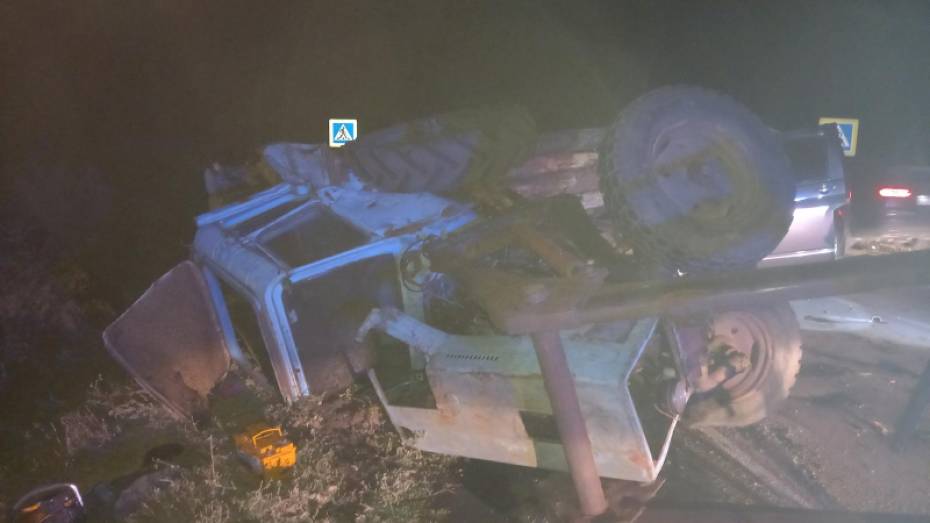 Два пассажира минивэна погибли в столкновении с трактором в Воронежской области