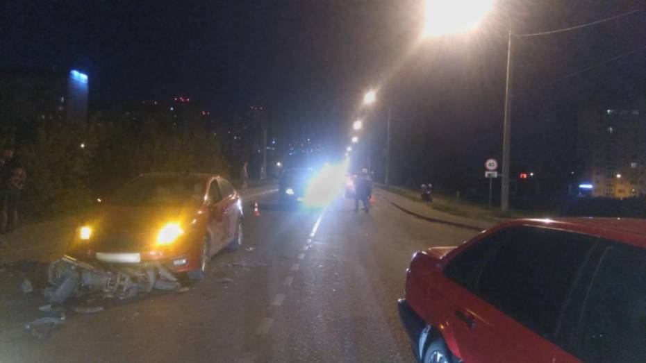 В Воронеже 2 подростка на мопеде попали в аварию