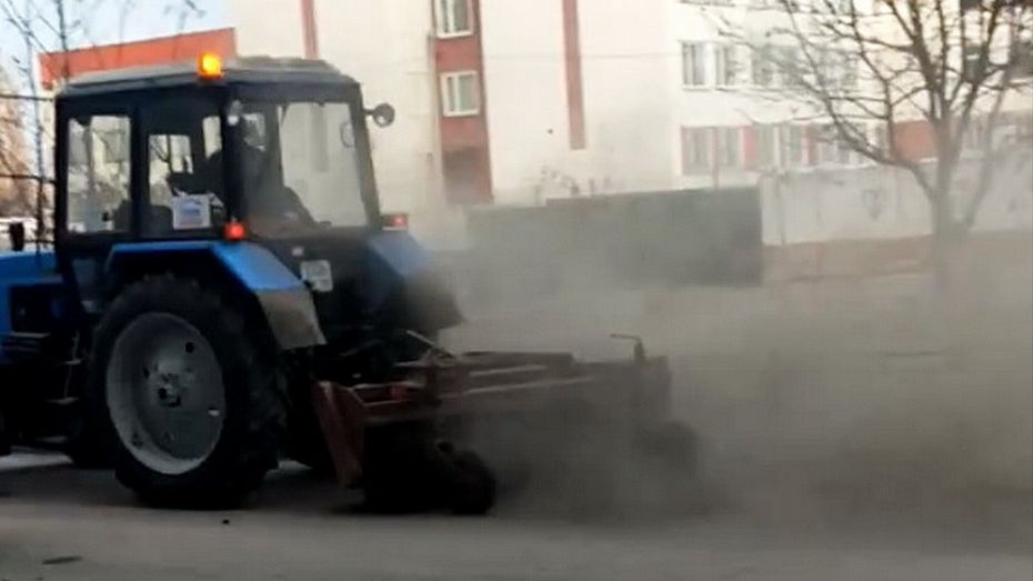 Воронежцы пожаловались на «пыльную бурю» от трактора-уборщика
