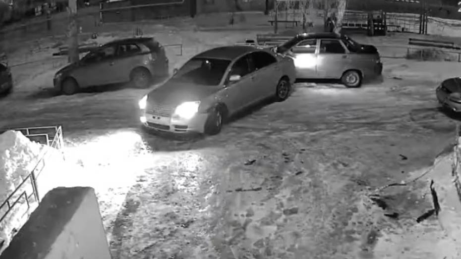 В Воронеже врезавшаяся в припаркованную машину Toyota попала на видео