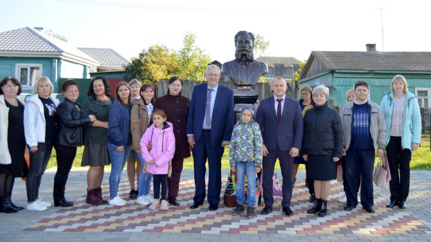 В Терновском районе установили бюст основателя села Народное Михаила Волконского