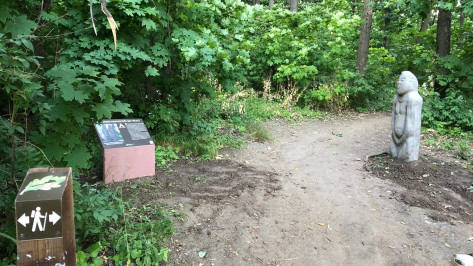 На Большой Воронежской экотропе поставили на место поваленную вандалами половецкую бабу