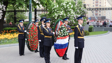 Воспитанники воронежского военно-патриотического клуба возложили венки к мемориалу у стен Кремля